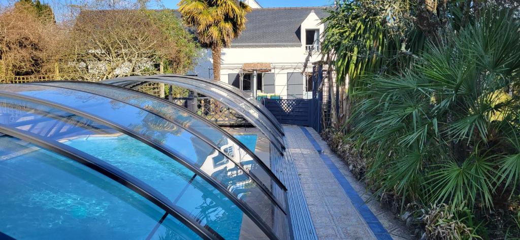 una casa con techo de cristal y piscina en Gite Kergroix en Carnac en Carnac