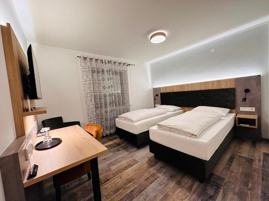 Un pat sau paturi într-o cameră la Hotel Franken