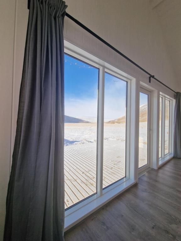 Habitación con ventana grande con vistas al desierto. en Cottage - two bedrooms, en Blönduós
