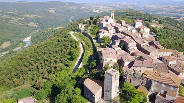 een luchtzicht op een dorp met een kasteel bij Appartamento con vista panoramica in Campagnatico