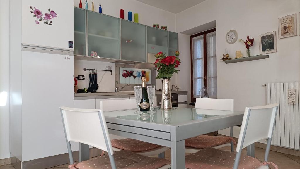 A kitchen or kitchenette at Lakeside apartment Tremezzo - Larihome B01