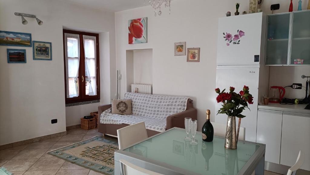 A kitchen or kitchenette at Lakeside apartment Tremezzo - Larihome B01