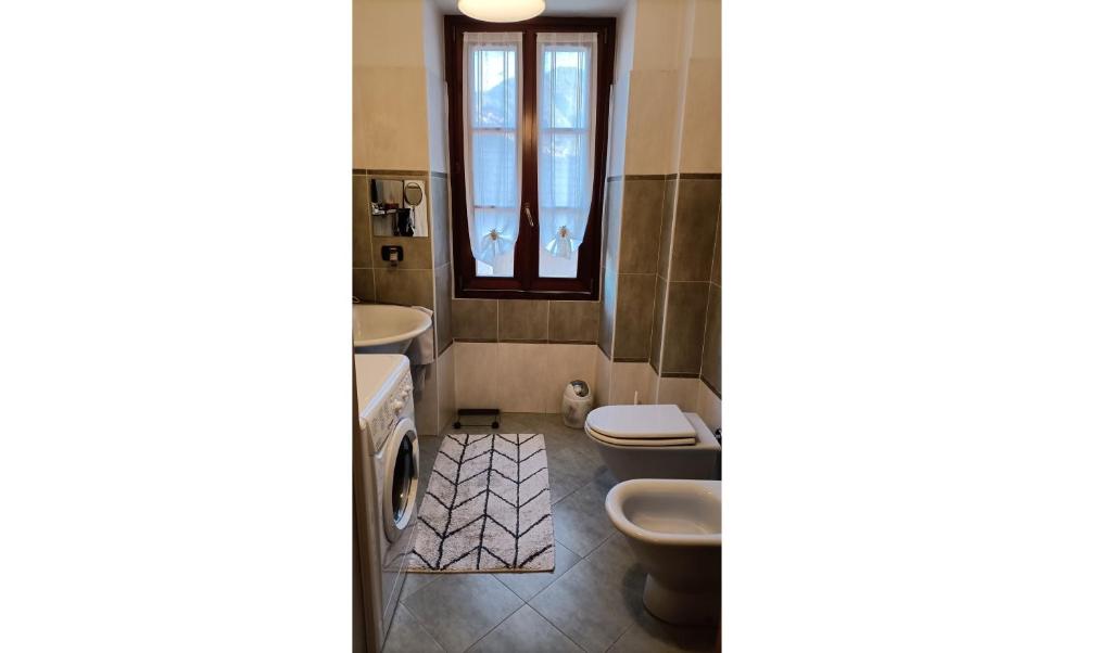 A bathroom at Lakeside apartment Tremezzo - Larihome B01
