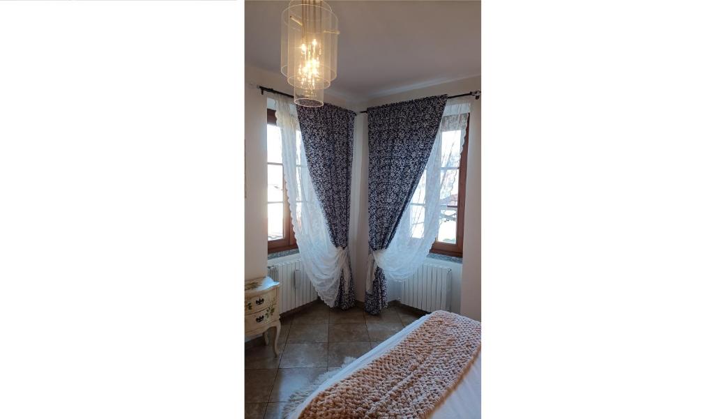 A bed or beds in a room at Lakeside apartment Tremezzo - Larihome B01