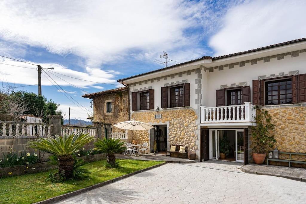 uma grande casa de pedra com um pátio em frente em Villa Mimosa 