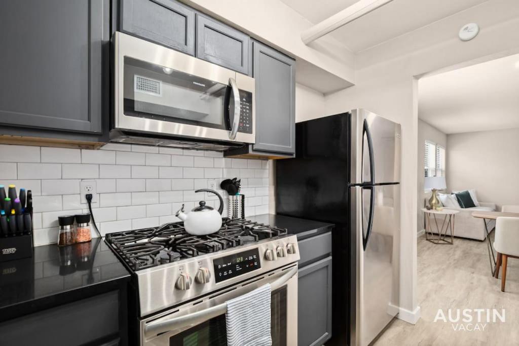 uma cozinha com fogão forno superior ao lado de um frigorífico em Walk to Restaurants or Cook in Subway Tile Kitchen em Austin