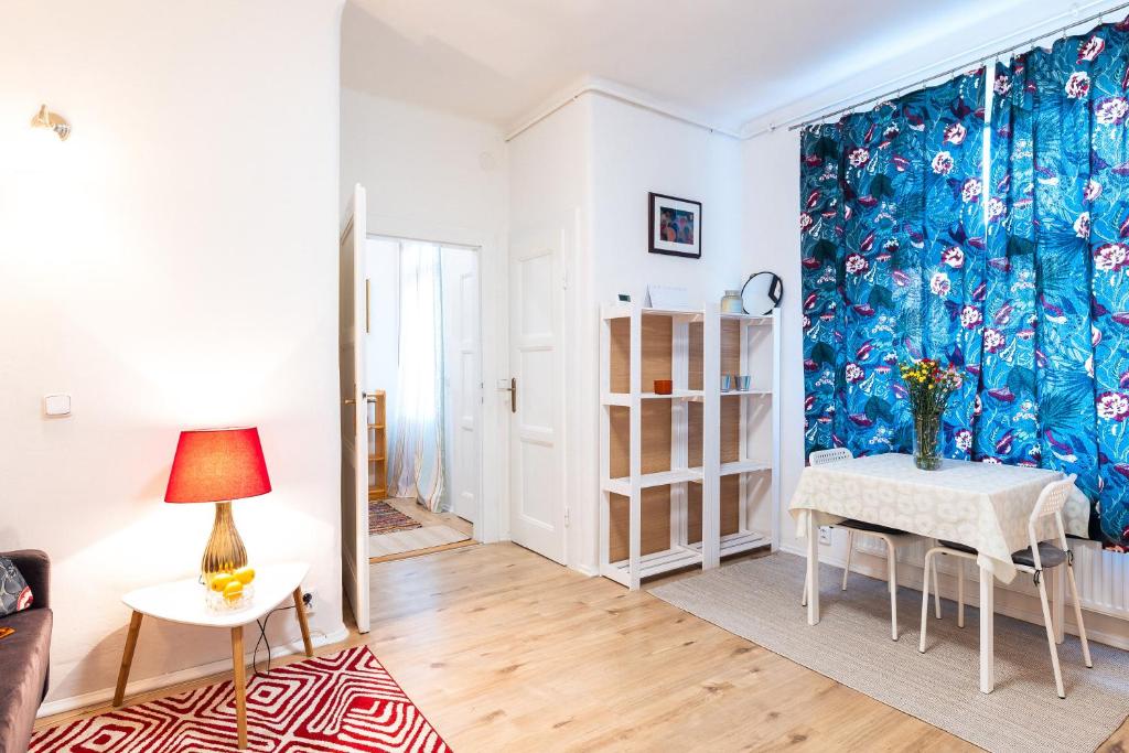 Sala de estar con cortina azul y mesa en Silvie Apartments - Šmeralova, en Olomouc