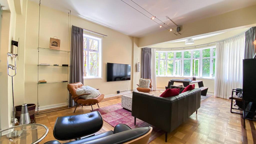 uma sala de estar com um sofá e uma televisão em Lux 2 Bed for Business Travellers Wi-fi & Netflix em Joanesburgo