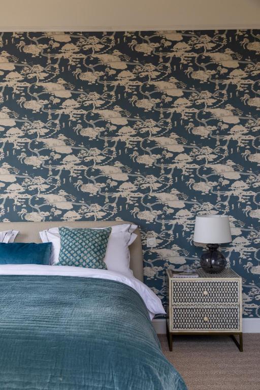 Cama ou camas em um quarto em Stunning refurbished Chateau in South West France