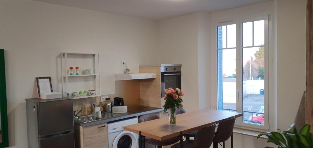 Kuchyň nebo kuchyňský kout v ubytování Appartements CDG JOIGNY