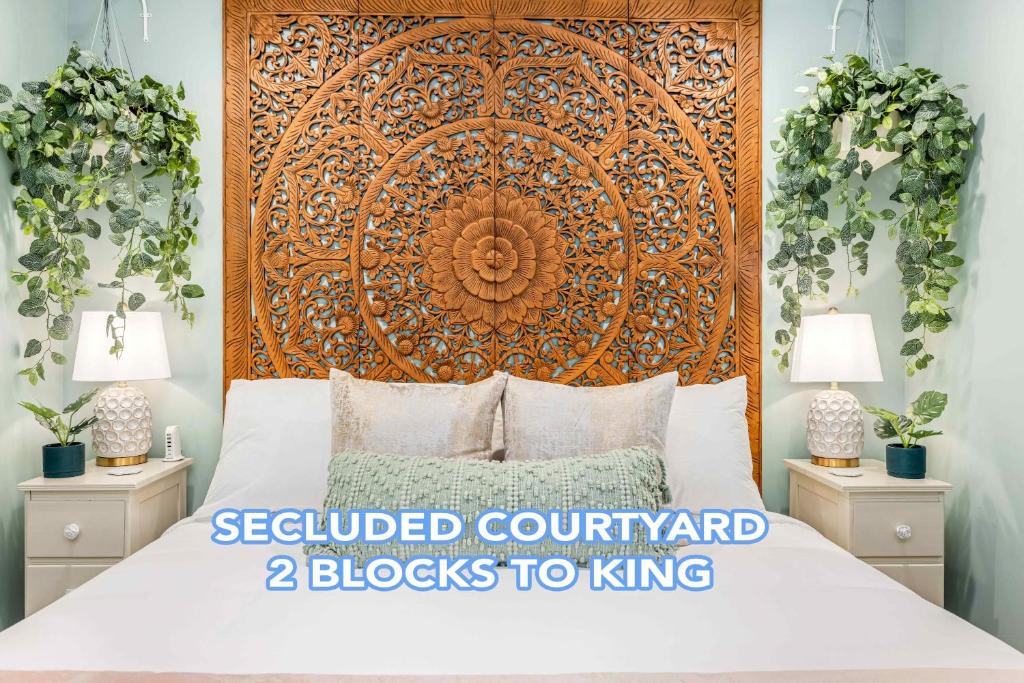 sypialnia z dużym drewnianym zagłówkiem i łóżkiem w obiekcie Secluded Courtyard & Parking - 2 Blocks to King w mieście Charleston