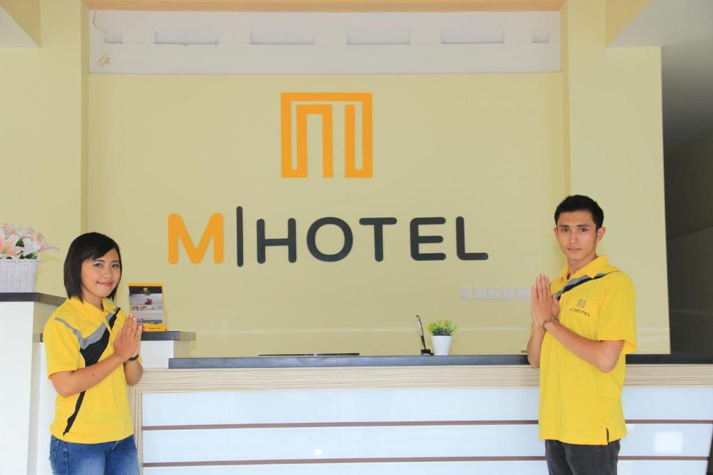 Členové personálu v ubytování M Hotel