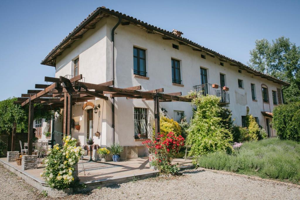 an old house with flowers in front of it at I Grilli in Castagnole Lanze