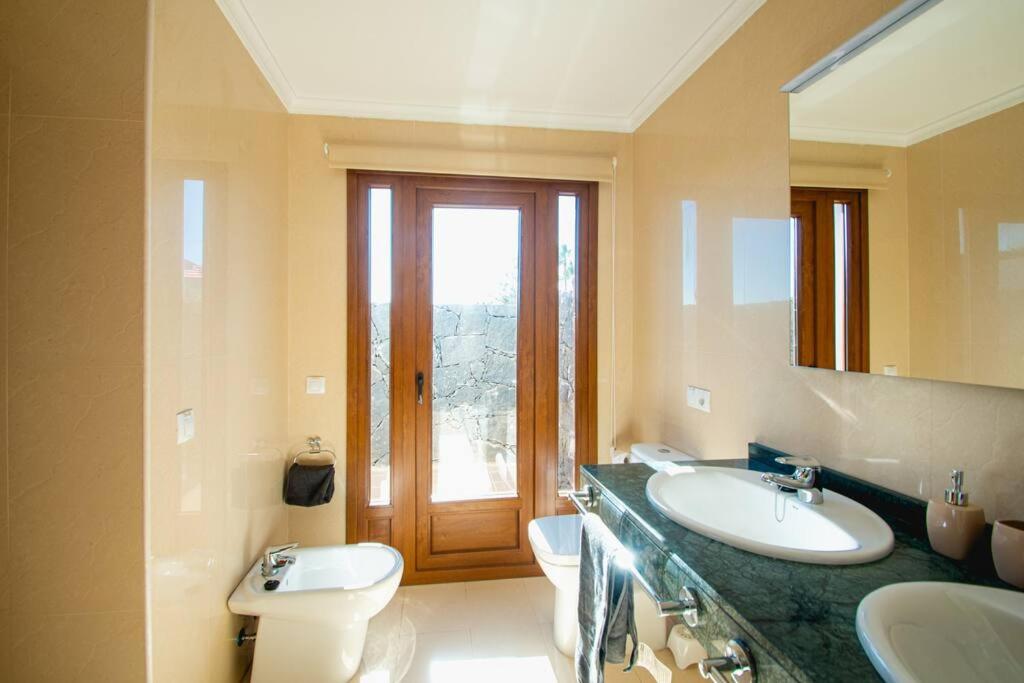 A bathroom at Villa Cavendish with sea views and heatable pool close to Flamingo Beach