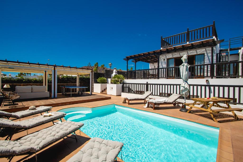 The swimming pool at or close to Villa Cavendish with sea views and heatable pool close to Flamingo Beach