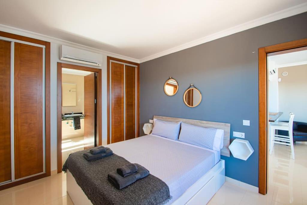 A bed or beds in a room at Villa Cavendish with sea views and heatable pool close to Flamingo Beach