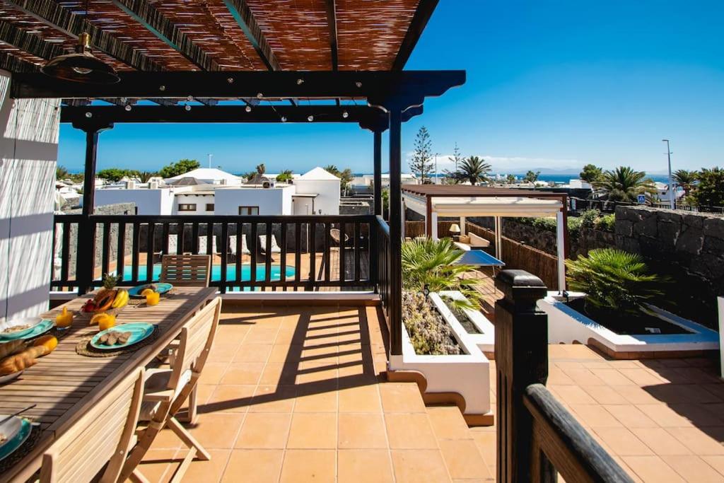 A balcony or terrace at Villa Cavendish with sea views and heatable pool close to Flamingo Beach