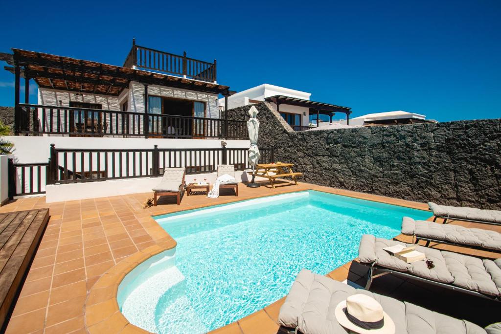 The swimming pool at or close to Villa Cavendish with sea views and heatable pool close to Flamingo Beach