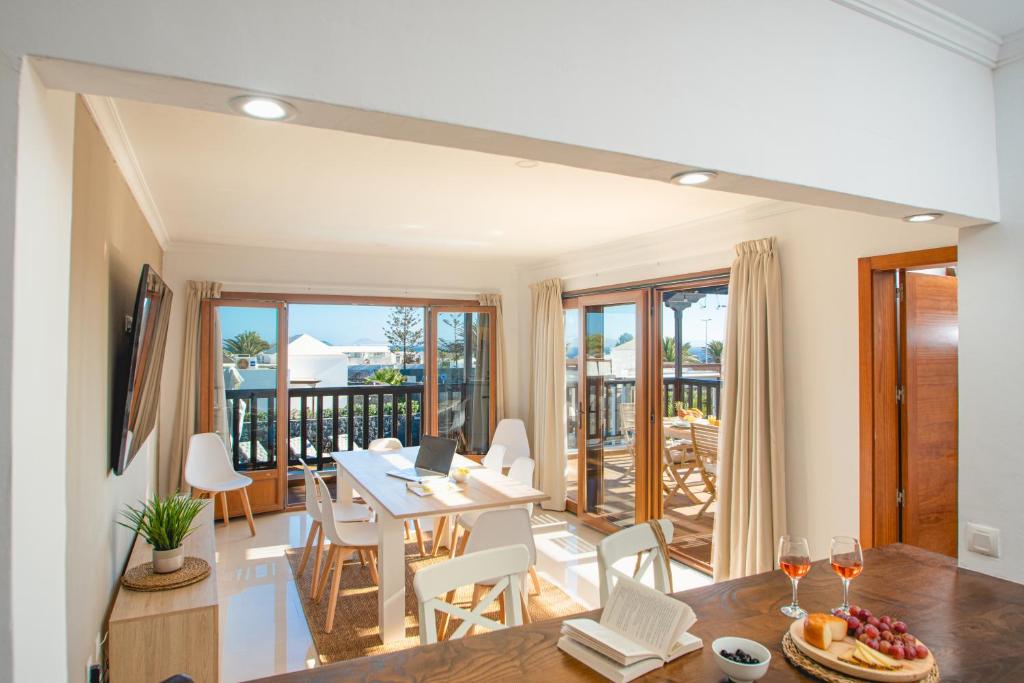 A balcony or terrace at Villa Cavendish with sea views and heatable pool close to Flamingo Beach