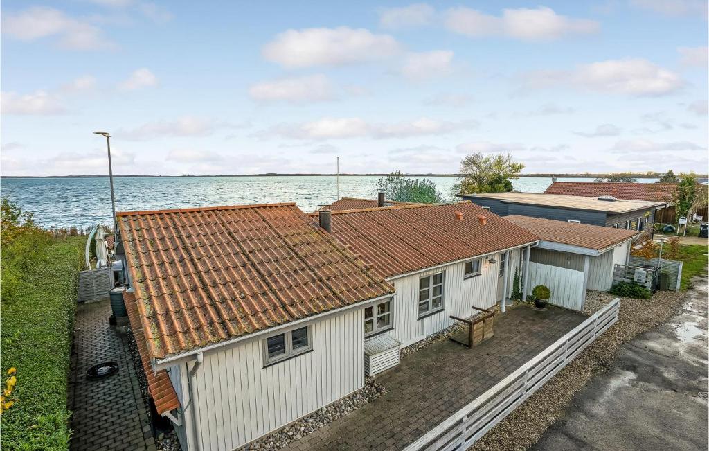 eine Luftansicht von zwei Häusern und dem Wasser in der Unterkunft 2 Bedroom Stunning Home In Kalvehave in Kalvehave