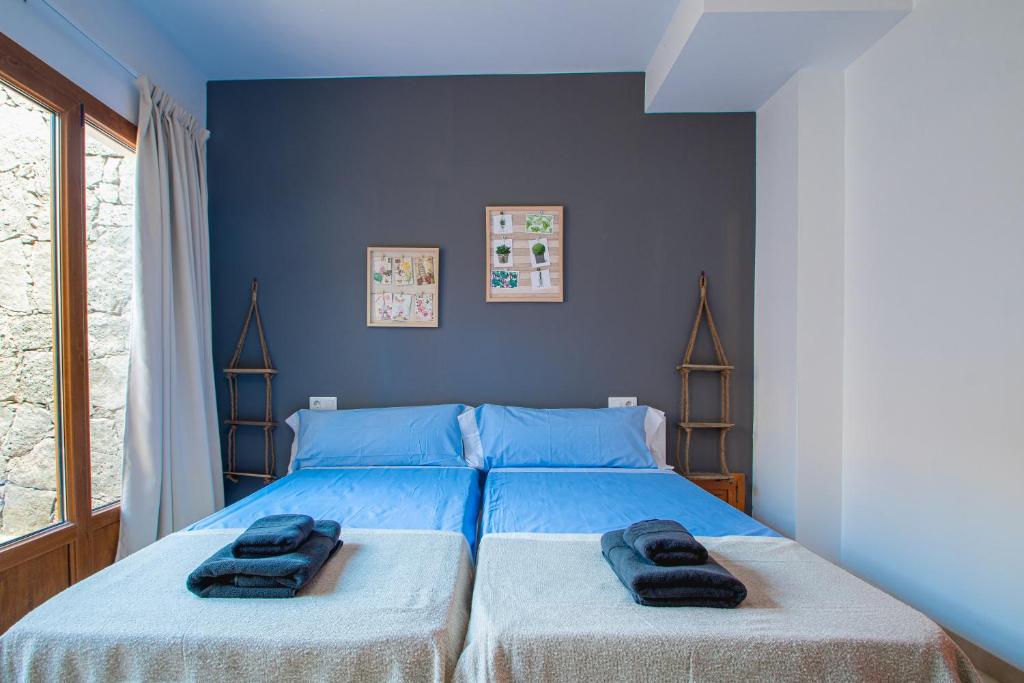 A bed or beds in a room at Villa Cavendish with sea views and heatable pool close to Flamingo Beach