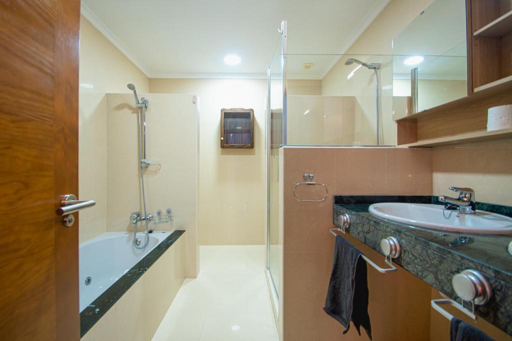 A bathroom at Villa Cavendish with sea views and heatable pool close to Flamingo Beach