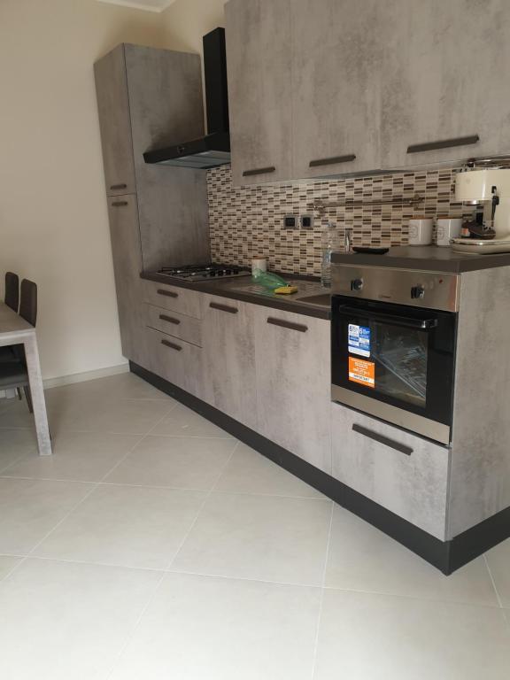 a kitchen with an oven and a counter top at casa bea in Aci Castello