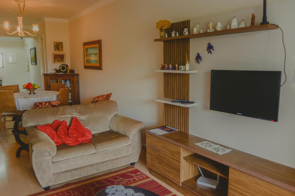 TV a/nebo společenská místnost v ubytování Apartamento Vivendas de Canela, uma quadra da Catedral