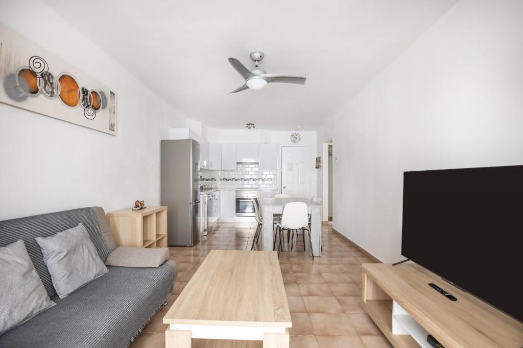 TV a/nebo společenská místnost v ubytování Castle Harbour Feel like home Flat II Los Cristianos LoveTenerife