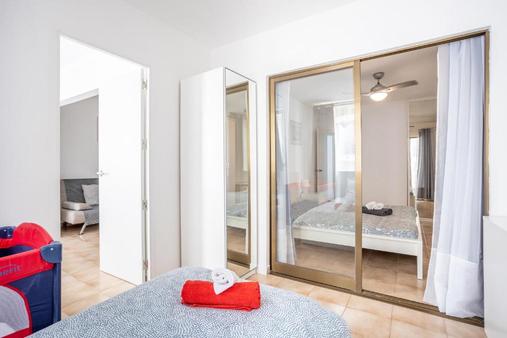 Postel nebo postele na pokoji v ubytování Castle Harbour Feel like home Flat II Los Cristianos LoveTenerife