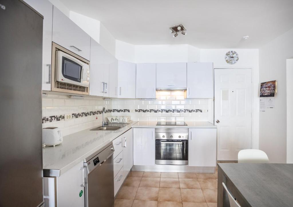 Kuchyň nebo kuchyňský kout v ubytování Castle Harbour Feel like home Flat II Los Cristianos LoveTenerife