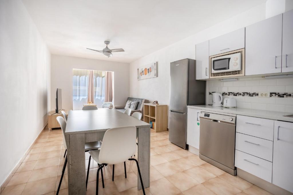Kuchyň nebo kuchyňský kout v ubytování Castle Harbour Feel like home Flat II Los Cristianos LoveTenerife