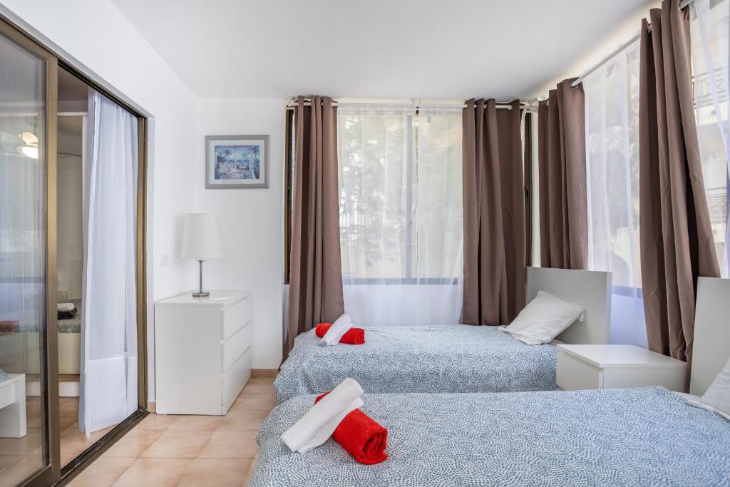 Postel nebo postele na pokoji v ubytování Castle Harbour Feel like home Flat II Los Cristianos LoveTenerife