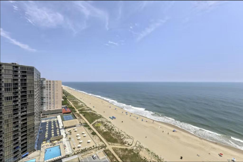 vistas a la playa desde la parte superior de un edificio en Atlantis 503, en Ocean City