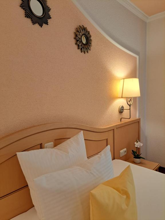 Postel nebo postele na pokoji v ubytování Schedlers Löwenhotel-GARNI