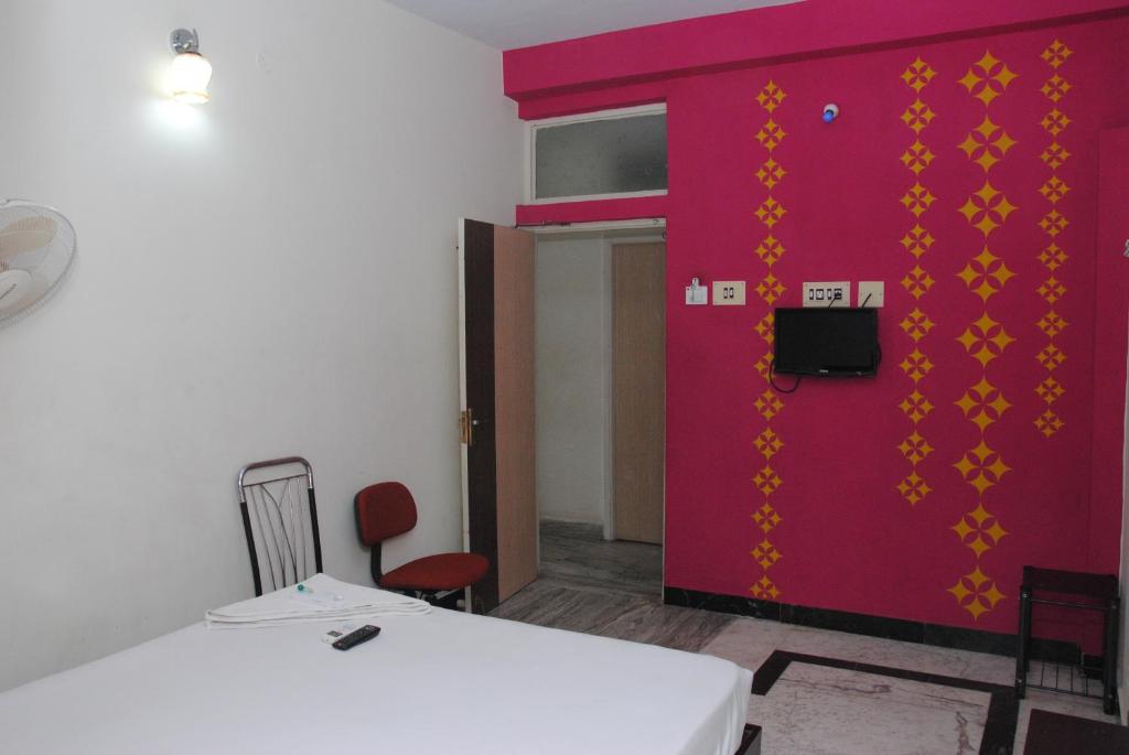 TV a/nebo společenská místnost v ubytování Just Guest House, Chennai Airport