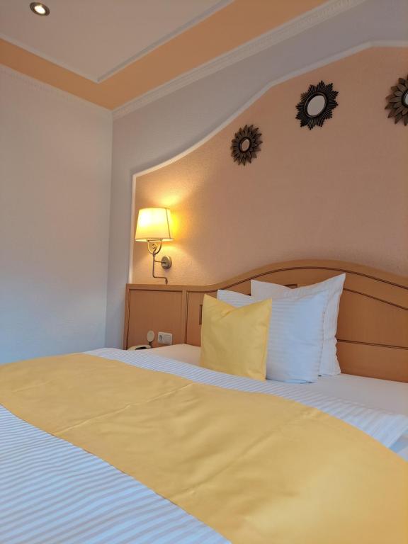 Postel nebo postele na pokoji v ubytování Schedlers Löwenhotel-GARNI
