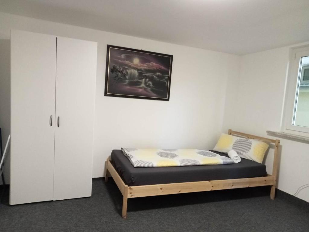 a bedroom with a bed and a picture on the wall at Andrei Ferienwohnung in Marktbreit