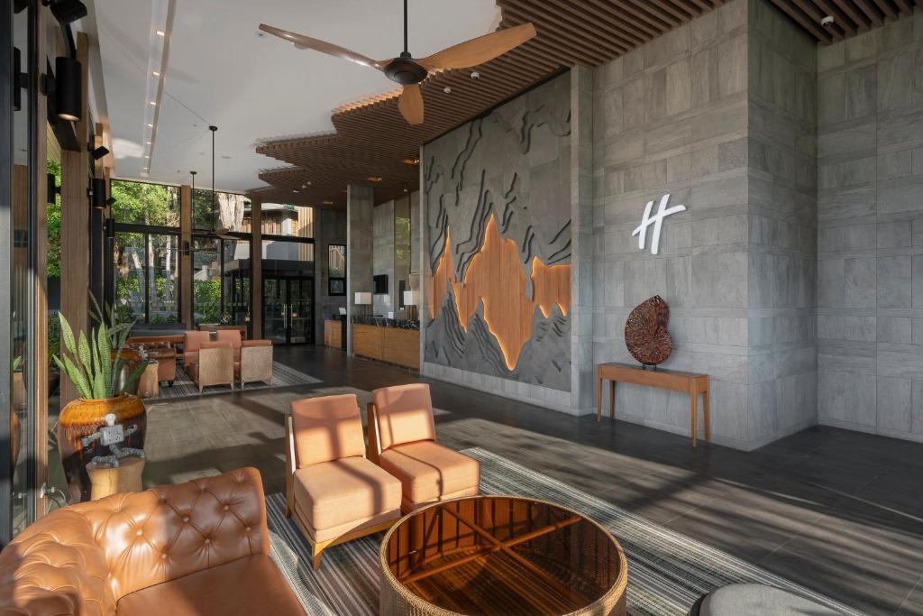 Гостиная зона в Holiday Inn Resort Krabi Ao Nang Beach by IHG