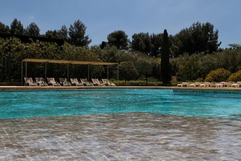 - une piscine avec des chaises et un kiosque dans l'établissement SUPER COZY MAZET 5mn FROM HEART OF SAINT REMY, à Saint-Rémy-de-Provence