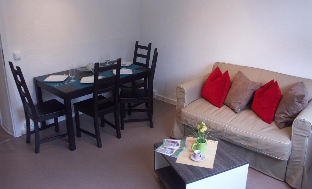 - un salon avec un canapé et une table dans l'établissement GWG City Apartments II, à Halle-sur-Saale