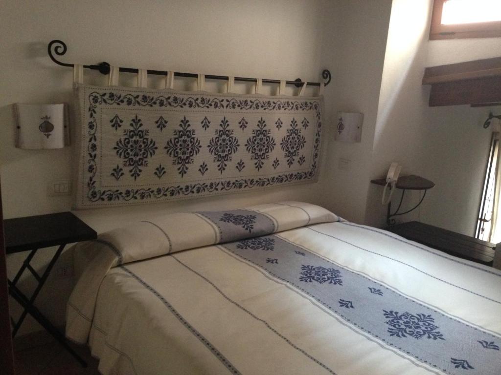 una camera con letto blu e bianco di Guest House Il Giardino Segreto a Cagliari