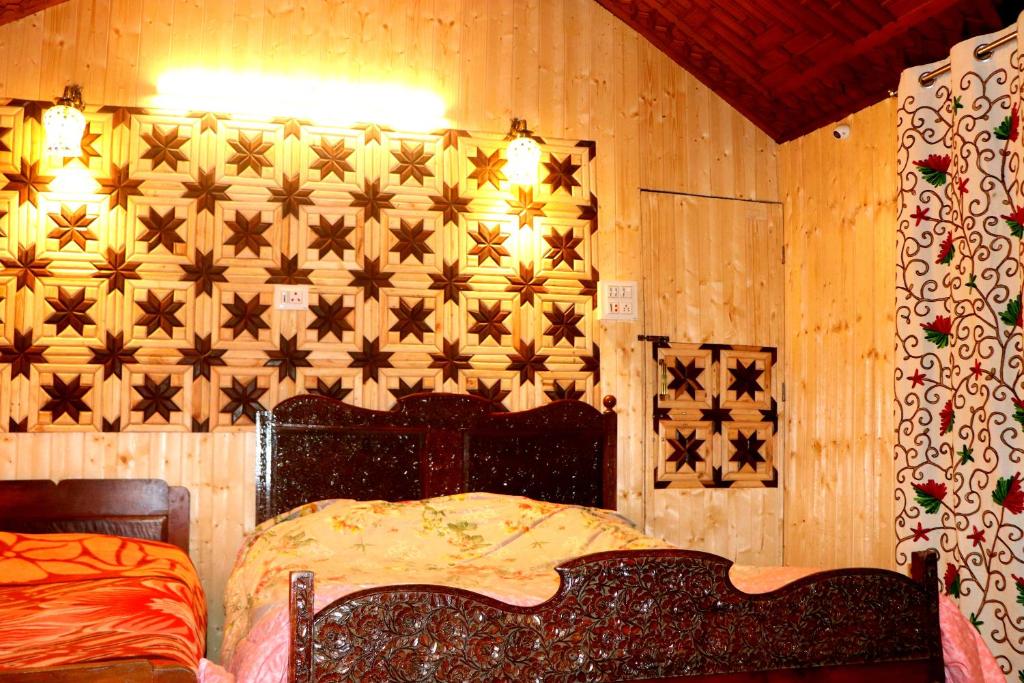 Postel nebo postele na pokoji v ubytování House Boat New Pala Palace