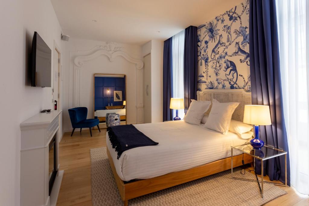 Hotel Sol Boutique في سانتاندير: غرفة نوم مع سرير مزدوج كبير وغرفة معيشة