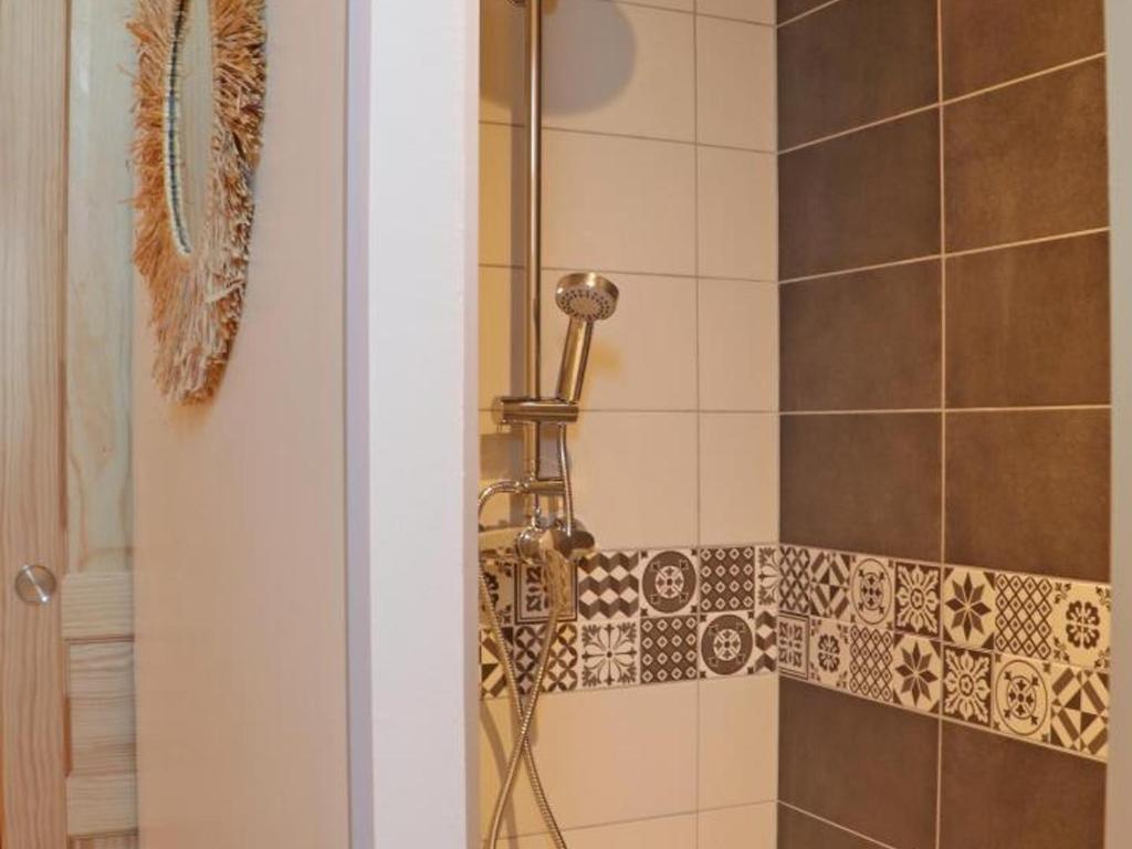Kúpeľňa v ubytovaní Évasion Romantique avec Spa, Grand Jardin et Confort Moderne en Normandie - FR-1-497-175