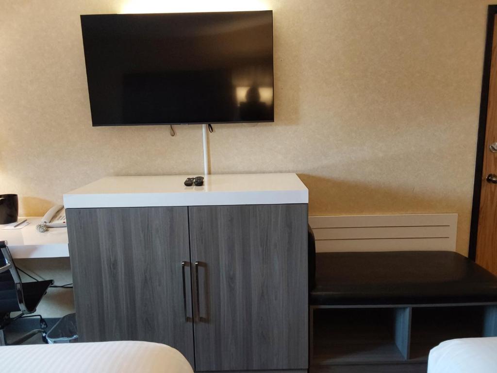TV a/nebo společenská místnost v ubytování Lavissh inn and Suites