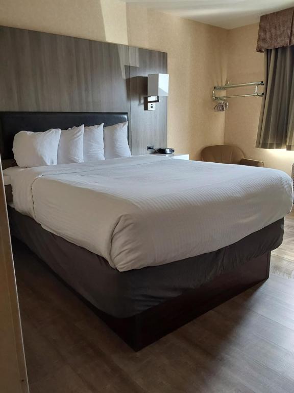 Postel nebo postele na pokoji v ubytování Lavissh inn and Suites