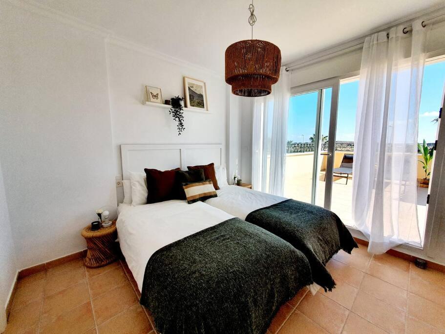 1 dormitorio con cama grande y ventana grande en Dúplex a estrenar 4hab Altaona Golf piscina playa, en Murcia