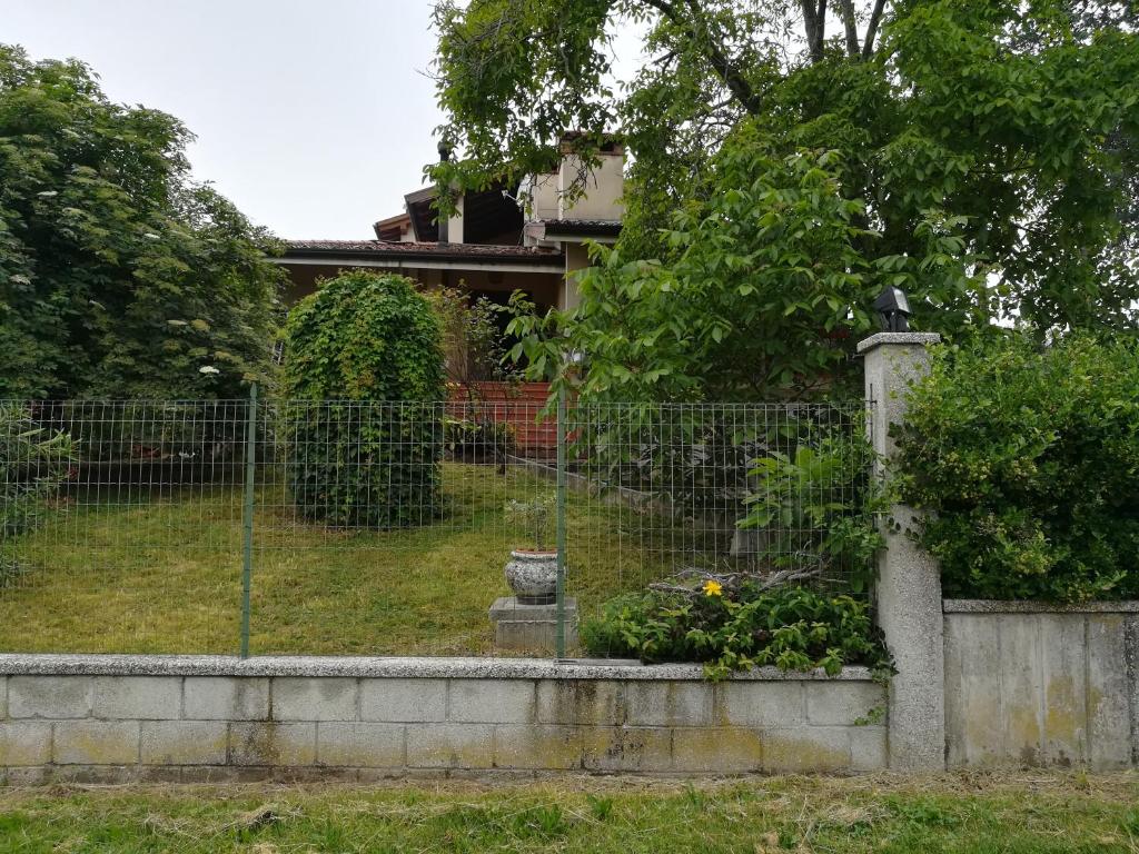 een hek voor een huis met bloemen bij Falco Bianco in San Daniele del Friuli
