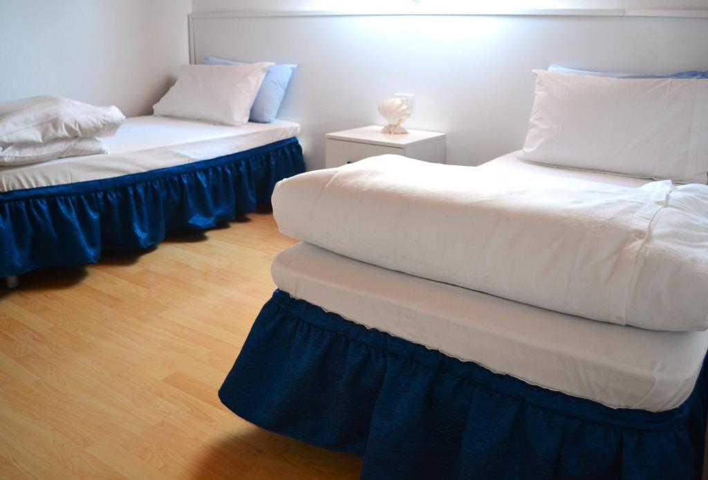 Letto o letti in una camera di Tirana Central GuestHouse